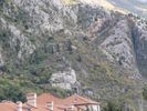 on aper�oit les remparts qui rejoignent la citadelle. Elle appara�t au VIe si�cle et se d�veloppe au XVe avec les V�nitiens. </br>Kotor r�siste aux Ottomans mais est occup�e successivement par les Habsbourg, Napol�on, les Russes et les Autrichiens 
