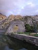 le soleil se couche sur Kotor. Les lumi�res balisent les fortifications, longues de 4,5 km