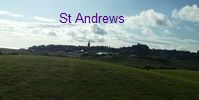 � une vingtaine de km de Dundee, voici St Andrews, c�l�bre � deux titres : 
	   pour d�tenir des reliques de St Andr�, patron des Ecossais, et pour �tre "la Mecque" des golfeurs. 