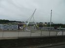 en longeant la Foyle on aper�oit "le Pont de la Paix", passerelle construite en 2011, qui relie les deux rives de la rivi�re, donc les quartiers catholique et protestant 