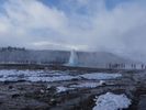 arr�t � Geysir d'o� est tir� le nom "geyser". Celui-ci se manifeste 
	  toutes les 5 minutes environ	  <a href='geyser.mp4' target='_display'><span class='Style18'>&emsp;Cliquez ici pour voir la vid�o</span></a>