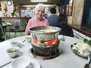 pour d�ner nous avons choisi un "hot pot" : sur ces pierres incandescentes ce bouillon sert � cuire ces ingr�dients... 