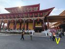 nouveau temple � proximit� de Kaohsiung dans l'immense monast�re de Fo Guang Shan. Nous arrivons pour la <a href='temples/bonzes.mp4' target='_blank'> <span class='Style18'>sortie des bonzes</span></a> (et bonzesses)
