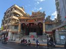 de retour � Taipei un temple coinc� entre deux immeubles