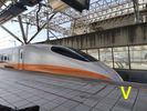 l'�l�gant TGV taiwannais : HSR (High Speed Rail). Il dessert toute la c�te ouest. Justement il arrive en <a href='transport/HSR2.mp4' 
		  target='_blank'><span class='Style18'>gare</span></a>. </br>Remarquez au sol les traits orange marquant la file d'attente et les lumi�res clignotant pour annoncer l'arriv�e du train