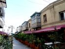 belle rue restaur�e avec des balcons typiquement georgiens