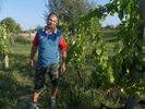 notre viticulteur Georgi dans sa vigne bio