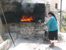 elle chauffe le four pour cuire le pain. Ces fours sont toujours utilis�s � Olymbos