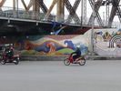 la fresque passe sous un pont construit par Eiffel